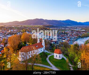 Kirche des Heiligen Kreuzes und Leonhardikapelle auf dem Kalvarienberg im Morgenlicht, Isar, Bad Toelz, Isarwinkel, Alpenvorland, Drohnenfotografie, Ober Stockfoto