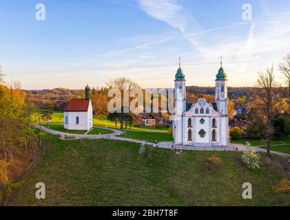 Kirche des Heiligen Kreuzes und Leonhardikapelle auf Kalvarienberg, Bad Toelz, Isarwinkel, Alpenvorland, Drohnenaufnahme, Oberbayern, Bayern, Deutschland Stockfoto