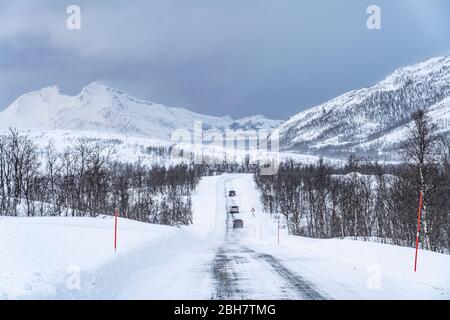 Eisige und schneebedeckte Straße während eines Schneesturms in der highland Tundra im Norden Norwegens Stockfoto