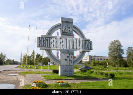 Veliky Nowgorod, Russland - 23. August 2019: skulpturale stella am Eingang der Stadt Veliky Nowgorod Stockfoto