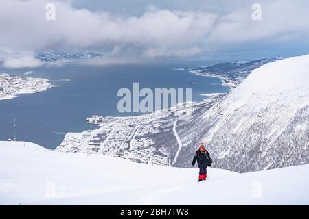 Luftbild der Stadt Tromso bei Sonnenaufgang vom Ende der Luftaufnahme der Stadt Tromso bei Sonnenaufgang vom Ende der Polarnacht, nordnorwegen Stockfoto