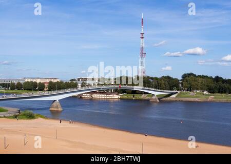 Veliky Nowgorod, Russland - 23. August 2019: Fußgängerbrücke über den Fluss Wolkhov im historischen Zentrum der Stadt Stockfoto