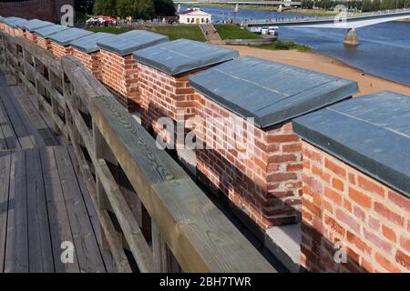 Welikj Nowgorod, Russland - 23. August 2019: Schlachtfeld an der Festungsmauer des Kremls von Welikj Nowgorod Stockfoto