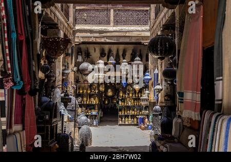 Shop der traditionellen marokkanischen Lampen in der Medina von Marrakesch, Marokko. Stockfoto