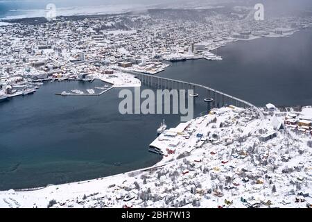 Luftbild der Stadt Tromso bei Sonnenaufgang vom Ende der Luftaufnahme der Stadt Tromso bei Sonnenaufgang vom Ende der Polarnacht, nordnorwegen Stockfoto