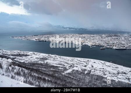 Luftbild der Stadt Tromso bei Sonnenaufgang vom Ende der Luftaufnahme der Stadt Tromso bei Sonnenaufgang vom Ende der Polarnacht, nordnorwegen Stockfoto