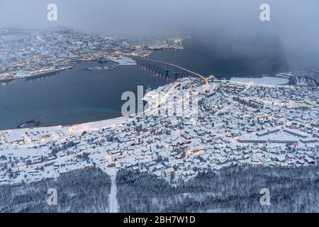 Luftbild der Stadt Tromso bei Sonnenaufgang vom Ende der Luftaufnahme der Stadt Tromso bei Sonnenaufgang vom Ende der Polarnacht, nordnorwegen Stockfoto