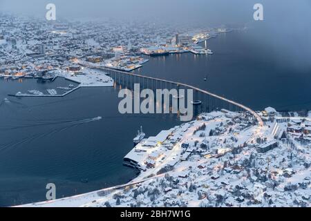 Luftbild der Stadt Tromso bei Sonnenaufgang vom Ende der Luftaufnahme der Stadt Tromso bei Sonnenaufgang vom Ende der Polarnacht, nordnorwegen Stockfoto