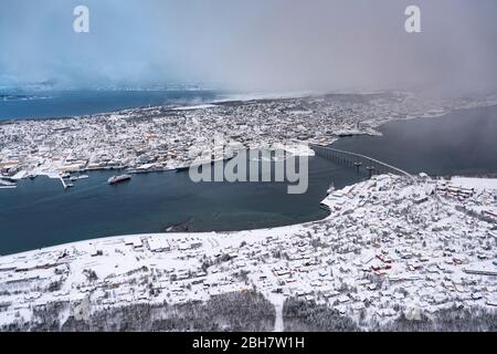 Luftbild der Stadt Tromso bei Sonnenaufgang vom Ende der Luftaufnahme der Stadt Tromso bei Sonnenaufgang vom Ende der Polarnacht, nordnorwegen Stockfoto