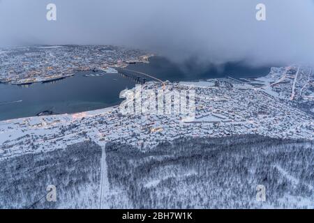 Luftbild der Stadt Tromso bei Sonnenaufgang vom Ende der Luftaufnahme der Stadt Tromso bei Sonnenaufgang vom Ende der Polarnacht, nordnorwegen Stockfoto