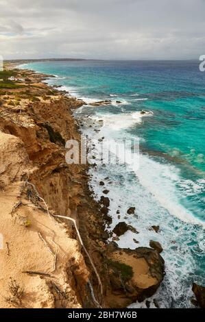 Es Carnatge Klippen und Küste mit blauem rauem Wasser in der Nähe von Es Caló de Sant Agustí (Formentera, Pityuses, Balearen, Mittelmeer, Spanien) Stockfoto