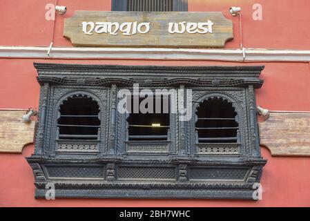 Balkon mit traditioneller Architektur im Tansen in Nepal Stockfoto