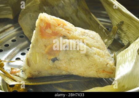 Klebriges Reisdampf mit Schweinefleisch und Salzei in Bananenblatt des chinesischen Duanwu Festival auf Topf gewickelt Stockfoto