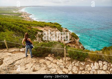 Wanderweibchen auf dem Wanderweg Sa Pujada mit Blick auf die Küste von Es Carnatge und Es Caló de Sant Agustí (Formentera,Balearen,Mittelmeer,Spanien) Stockfoto