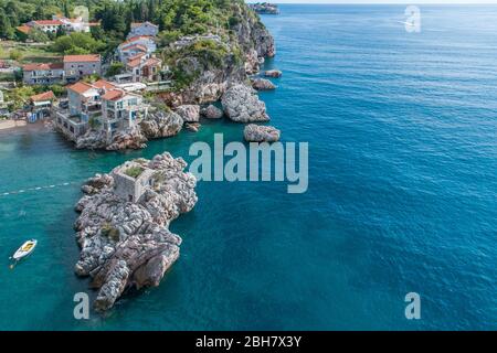 Luftaufnahme der Bucht in der Nähe des Dorfes Przno. Montenegro. Stockfoto