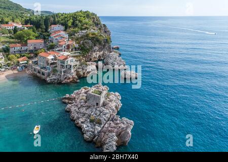 Luftaufnahme der Bucht in der Nähe des Dorfes Przno. Montenegro. Stockfoto