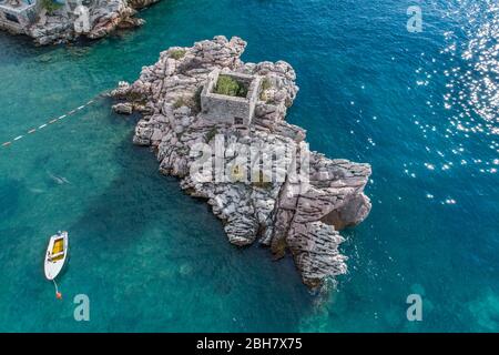 Luftaufnahme der Bucht in der Nähe des Dorfes Przno. Montenegro. Stockfoto