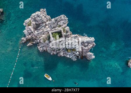 Luftaufnahme der Bucht in der Nähe des Dorfes Przno. Montenegro. Stockfoto