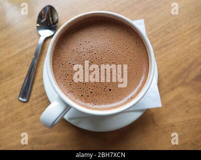 Heiße Schokolade in einer weißen Tasse Draufsicht mit seiner glatten Schaumfestiger Stockfoto