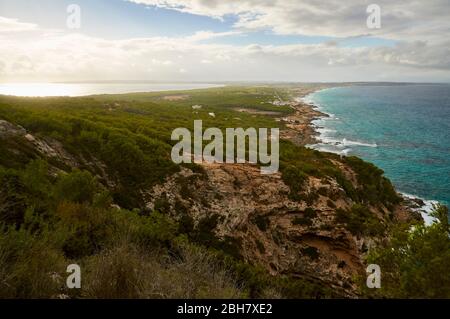 Panoramablick auf Formentera zentrale Landenge und Küste vom Wanderweg Sa Pujada (Formentera, Balearen, Mittelmeer, Spanien) Stockfoto