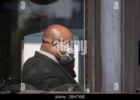 Schlüsselarbeiter mit persönlicher Schutzausrüstung während des Ausbruchs der COVID19, Streatham, South London, 24/04/2020 Stockfoto