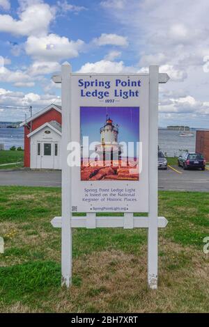 South Portland, Maine, USA: Ein Schild begrüßt Besucher im Spring Point Ledge Light. Fort Gorges, 1864, liegt im Hintergrund, in Casco Bay, Maine. Stockfoto