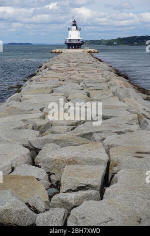 South Portland, Maine, USA: Ein langer Damm führt Besucher zum Spring Point Ledge Light, 1897, in Casco Bay, Maine. Stockfoto