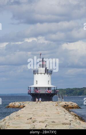 South Portland, Maine, USA: Besucher auf dem Damm, der zum Spring Point Ledge Light, 1897, in Casco Bay, Maine führt. Stockfoto