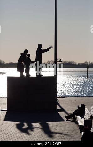 22.03.2020, Bremerhaven, Bremen - das Auswandererdenkmal an der Wesermündung in die Nordsee. Millionen Europäer verließen den Kontinent Stockfoto