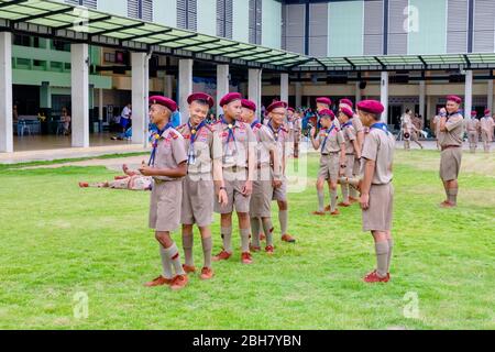 Foto von Gruppe von Thai Boyscout steht Futter in der Schule Fußballplatz für das Lernen Scout Camping Aktivität. Pranburi, Thailand 7. Juni 2017 Stockfoto