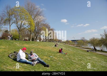 07.04.2020, Bremen, Bremen - die Sonne genießt man am Osterdeich an der Weser, im hinteren Weserstadion des SV Werder Bremen. 00A200407 Stockfoto