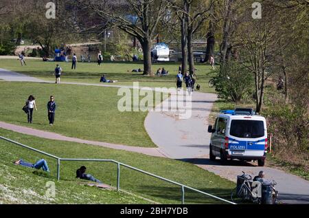 07.04.2020, Bremen, Bremen - Menschen genießen die Sonne am Osterdeich kontrolliert Polizeistreife die Korona-Beschränkungen. 00A200407D081CAROEX.JPG [MOD Stockfoto