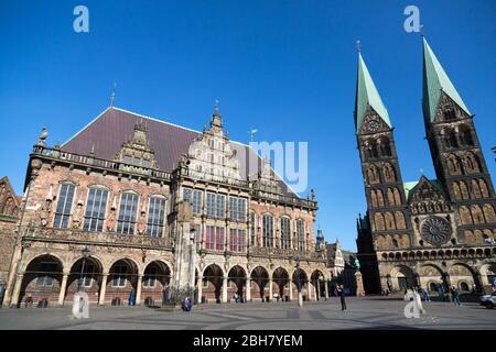 07.04.2020, Bremen, Bremen, Deutschland - Rathaus und Dom am Marktplatz. Das Rathaus ist Sitz des Bürgermeisters, davor der Roland. Stockfoto