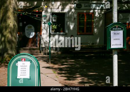 20.04.2020, Bremen, Bremen, Deutschland - geschlossene Kneipe wegen Corona, im Hintergrund der Besitzer an seinem Laptop. 00A200420D024CAROEX.JPG [MODELLFREIGABE: Stockfoto