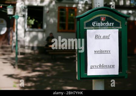 20.04.2020, Bremen, Bremen, Deutschland - geschlossene Kneipe wegen Corona, im Hintergrund der Besitzer an seinem Laptop. 00A200420D026CAROEX.JPG [MODELLFREIGABE: Stockfoto