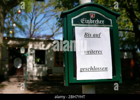 20.04.2020, Bremen, Bremen, Deutschland - Pub wegen Corona geschlossen, im Hintergrund der Besitzer am Laptop. 00A200420D035CAROEX.JPG [MODELLFREIGABE: Stockfoto