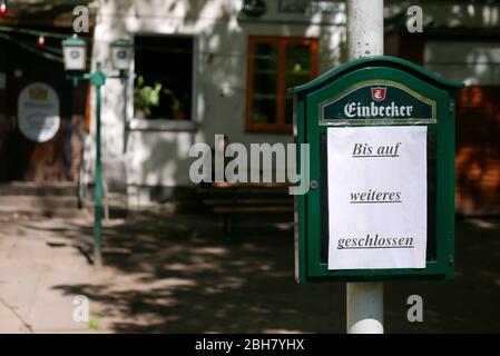 20.04.2020, Bremen, Bremen, Deutschland - Pub wegen Corona geschlossen, im Hintergrund der Besitzer am Laptop. 00A200420D027CAROEX.JPG [MODELLFREIGABE: Stockfoto