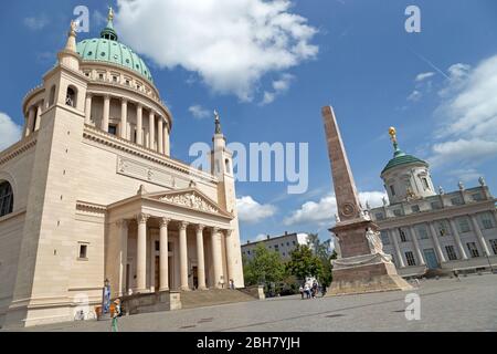 04.08.2019, Potsdam, Brandenburg - St. Nikolai Kirche auf dem Alten Marktplatz in Potsdam. 0MC190804D305CAROEX.JPG [MODELLFREIGABE: NEIN, RICHTIG Stockfoto