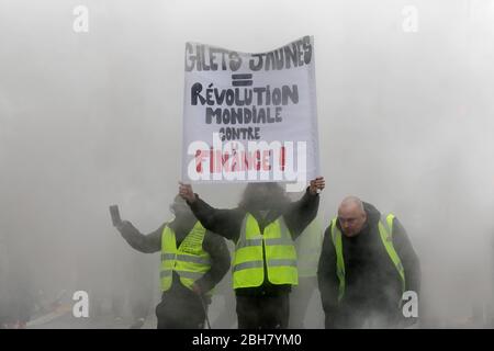 26.01.2019, Paris, Paris, Frankreich - Demonstranten in dichtem Rauch halten ein Plakat hoch. 0MK190126D009CAROEX.JPG [MODEL RELEASE: NEIN, PROPERTY RELEASE: NEIN Stockfoto