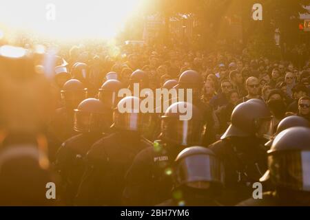 01.05.2019, Berlin, Berlin - Polizeibeamte begleiten die revolutionäre Demonstration des 1. Mai im Sonnenuntergang. 0MK190501D001CAROEX.JPG [MODELL Stockfoto