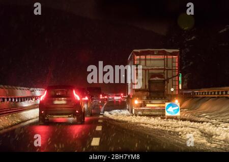 02.02.2019, Sterzing, Südtirol, Italien - Stau auf der Brennerautobahn in Richtung Italien/Südtirol. Wegen Schneefall, zerbrochene Qu Stockfoto