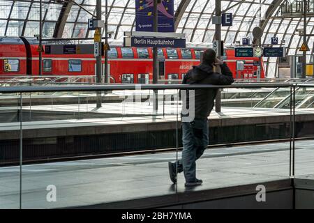 23.03.2020, Berlin, Berlin, Deutschland - Berlin während der Ausgangssperre: Single-Mann wartet am Berliner Hauptbahnhof. 0MK200323D011CAROEX.JPG [MODELLFREIGABE: NEIN, Stockfoto