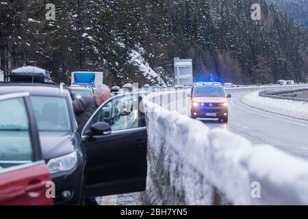 02.02.2019, Sterzing, Südtirol, Italien - Stau auf der Brennerautobahn in Richtung Italien/Südtirol. Wegen Schneefall und Lawinen, die A22 Moto Stockfoto