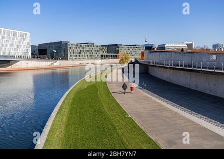 23.03.2020, Berlin, Berlin, Deutschland - Berlin während der Ausgangssperre: Spaziergänger wandern entlang der ansonsten menschenleeren Uferpromenade entlang der Spree. 0 MK20 Stockfoto