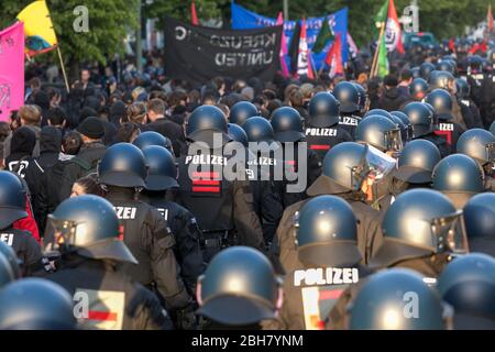 01.05.2019, Berlin, Berlin, Deutschland - Polizisten begleiten die revolutionäre Demonstration des 1. Mai. 0MK190501D007CAROEX.JPG [MODELLFREIGABE: NEIN, EIGENT Stockfoto