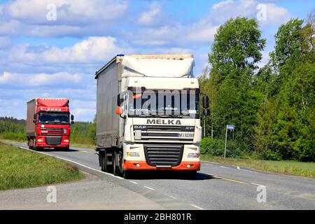 Zwei DAF Sattelschlepper transportieren Waren entlang der Autobahn 2 an einem schönen sonnigen Sommertag. Humppila, Finnland. 31.Mai 2019. Stockfoto