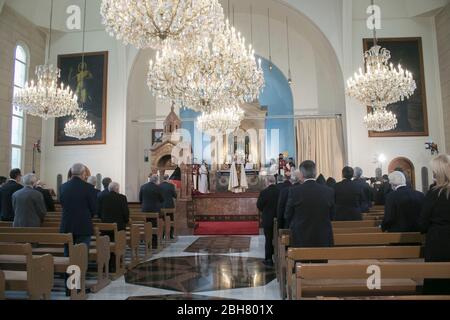 Beirut, Libanon. 24. April 2020. Lokale Politiker besuchen einen Gottesdienst am armenischen Völkermord-Gedenktag, um an die 1.5 Millionen ethnischen Armenier zu erinnern, die in der Türkei zur Zeit des Osmanischen Reiches im Jahr 1915 ermordet wurden. Die Türkei lehnt jede Verantwortung ab und hat immer bestritten, dass die Morde Völkermord waren. Kredit: amer Ghazzal/Alamy Live News Stockfoto