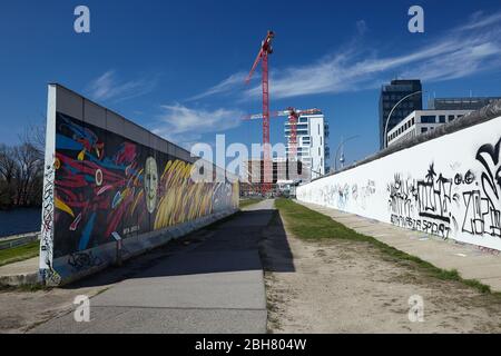 24.03.2020, Berlin, Berlin, Deutschland - in der East Side Gallery in Berlin-Friedrichshain. Links ein Teil der ehemaligen Berliner Mauer, der verschoben wurde Stockfoto