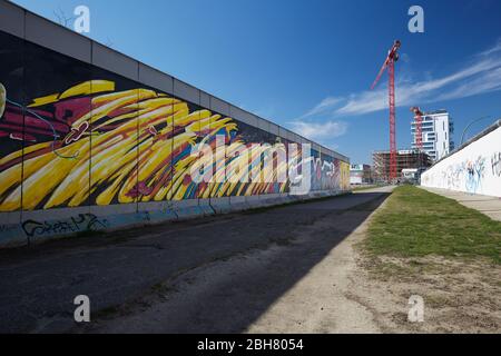 24.03.2020, Berlin, Berlin, Deutschland - in der East Side Gallery in Berlin-Friedrichshain. Links ein Teil der ehemaligen Berliner Mauer, die bewegt wurde Stockfoto