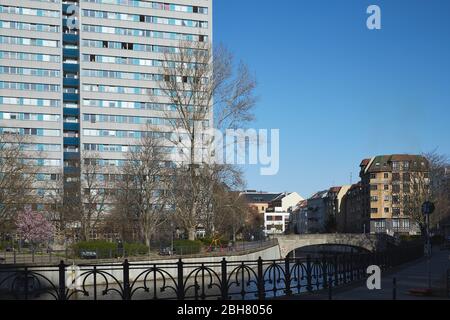 23.03.2020, Berlin, Berlin, Deutschland - Wohngebäude an der Fischerinsel in Berlin-Mitte. An der Grünstrassenbrücke steht der neue constructi Stockfoto